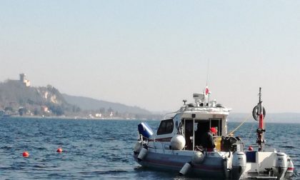 Riprese le ricerche dello scomparso nel lago a Meina