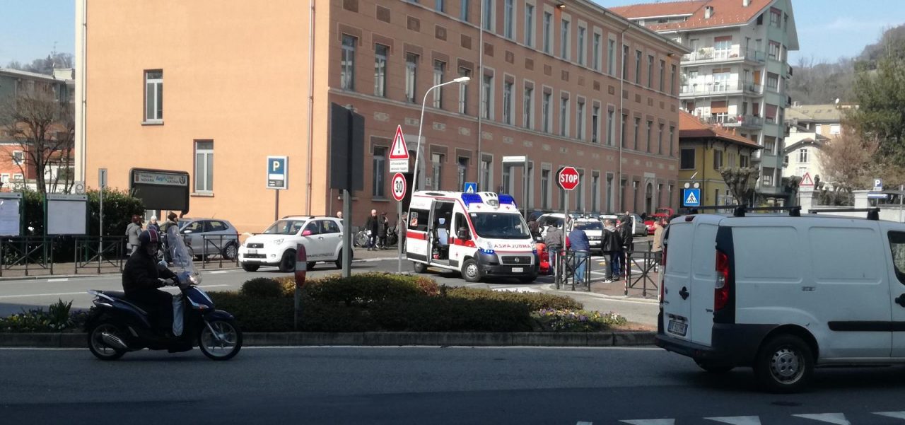 Arona malore alla guida: accasciato a terra davanti all’Asl