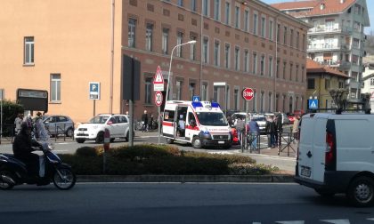 Arona malore alla guida: accasciato a terra davanti all'Asl