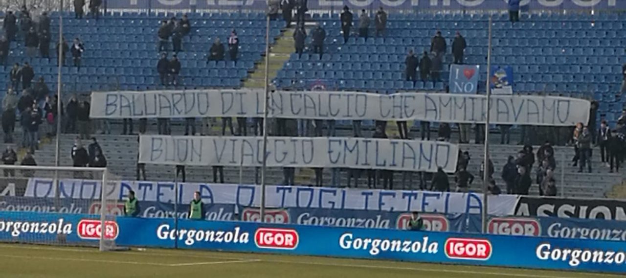 Il Piola ricorda Mondonico con uno striscione