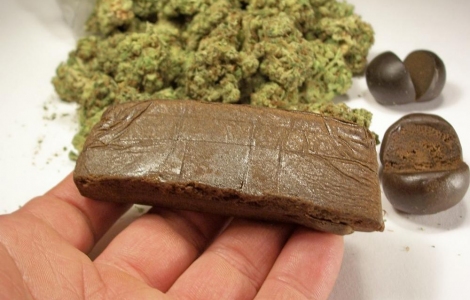 Nasconde oltre 1 kg di hashish nel bauletto della moto: arrestato 50enne nel Vco