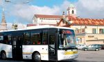 Novara brandisce un bastone a bordo di un autobus: fermato dalla polizia locale