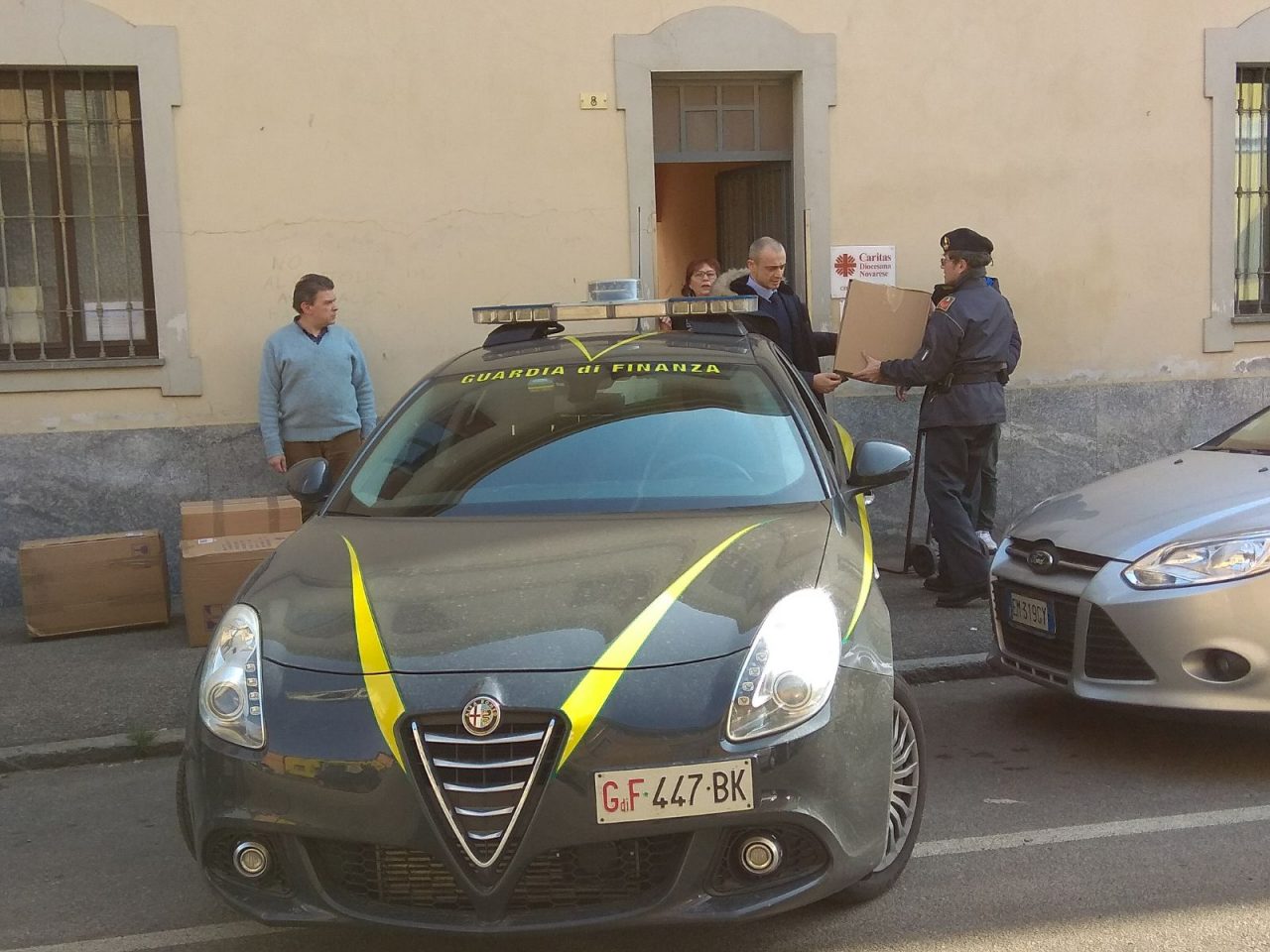 Guardia di Finanza dona alla Caritas migliaia di felpe e magliette