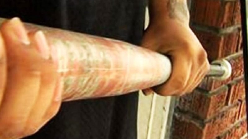 Arancia meccanica a Chivasso: ragazzino picchiato con mazza da baseball