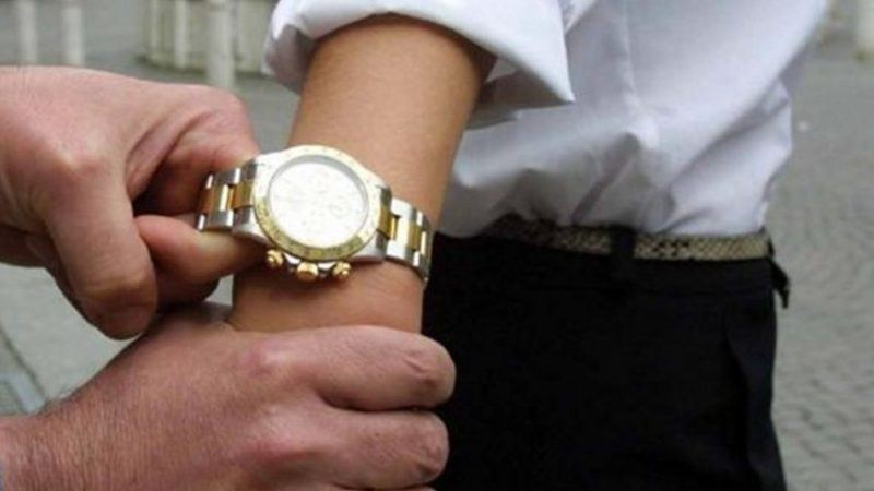 Novara beccato a vendere orologi falsi: 5mila euro di multa