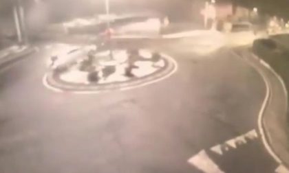 Auto impenna in rotonda: ripresa dalle telecamere ad Agrate