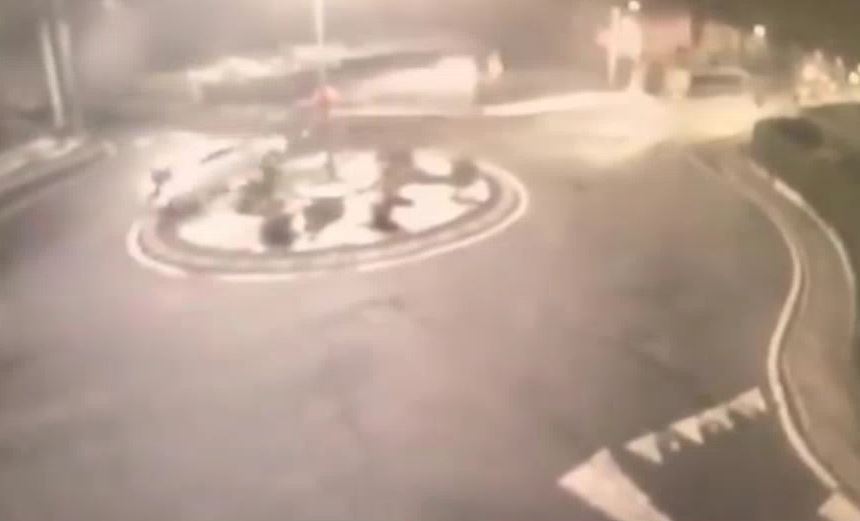 Auto impenna in rotonda: ripresa dalle telecamere ad Agrate