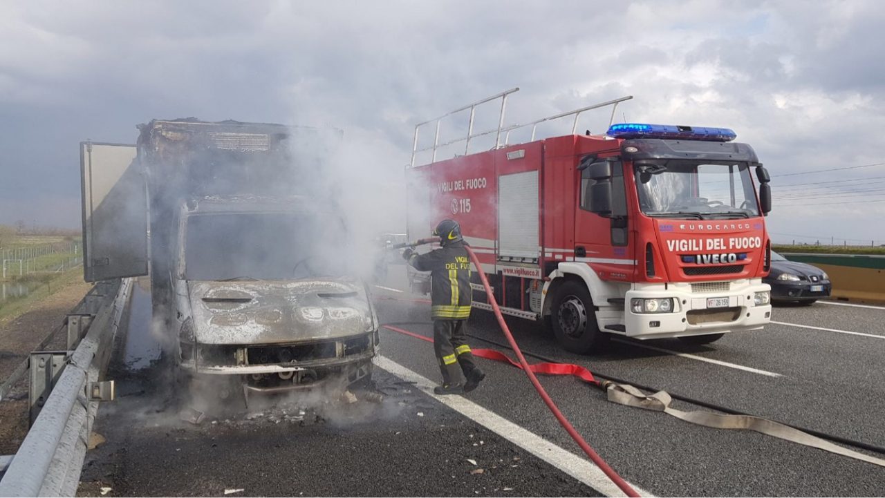 Camion a fuoco sulla A4