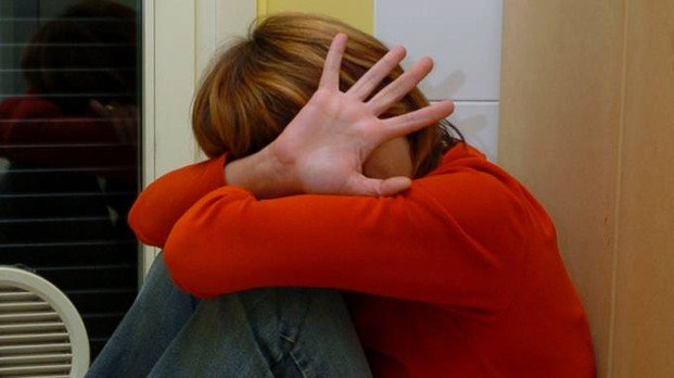 Professoressa umiliata e presa a calci dai suoi alunni