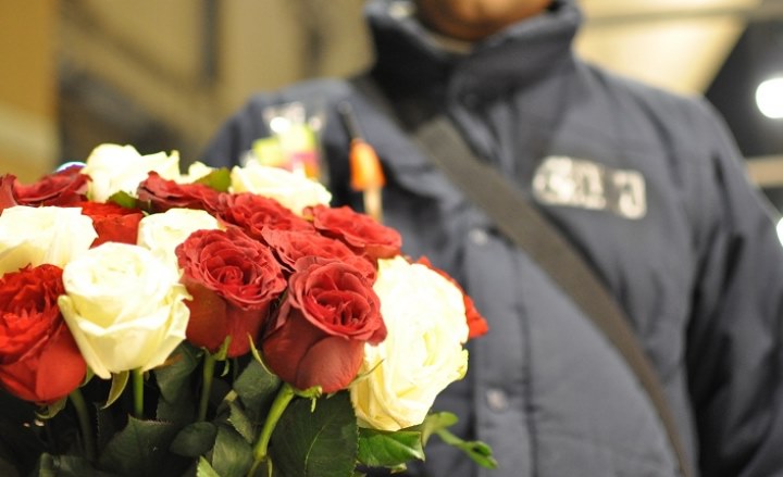 Decine di mazzi di fiori sequestrati a venditori abusivi a Novara