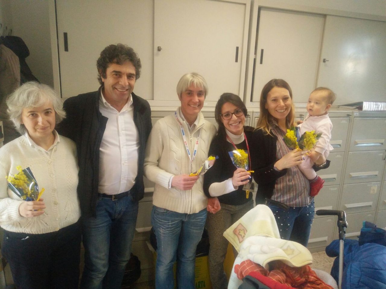 Besozzi consegna mimose alle 71 dipendenti della Provincia