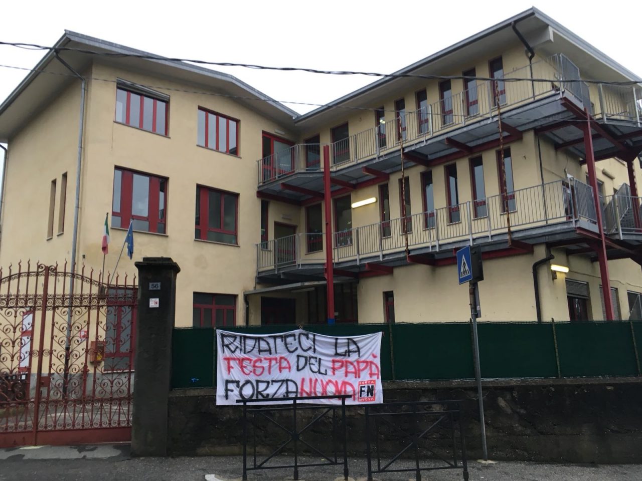 Striscione polemico fuori dalle scuole: “Ridateci la festa del papà”