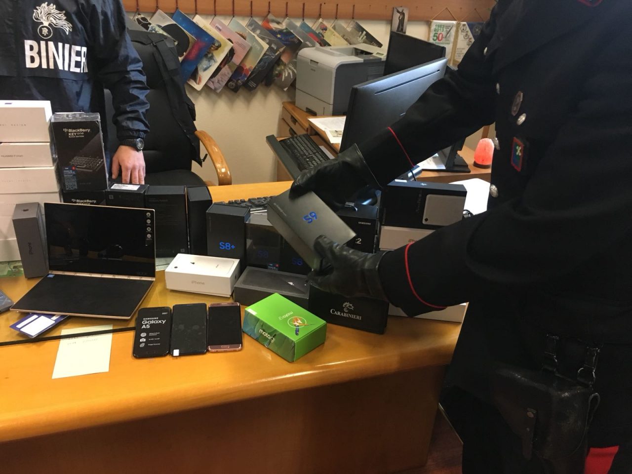 Furti cellulari, presa la banda