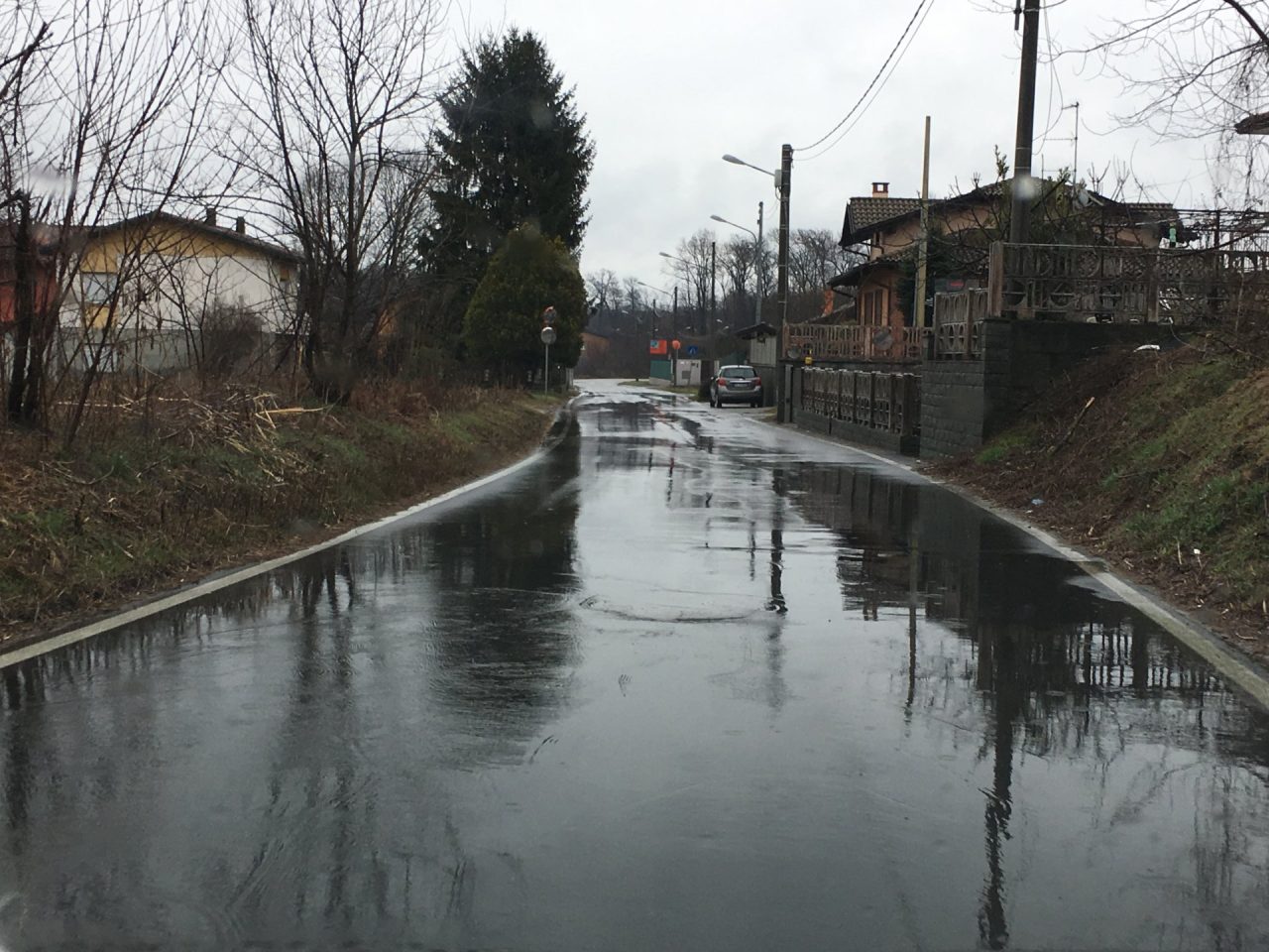 Castelletto Ticino: le buche di via Beati sembrano quelle di Roma