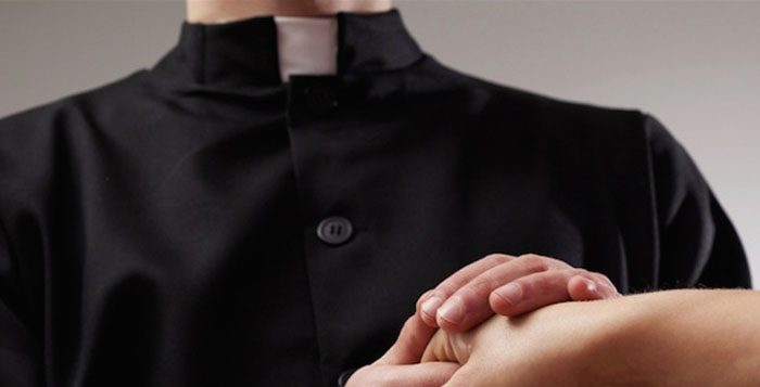 Rubano il vino in chiesa: incastrati dal parroco