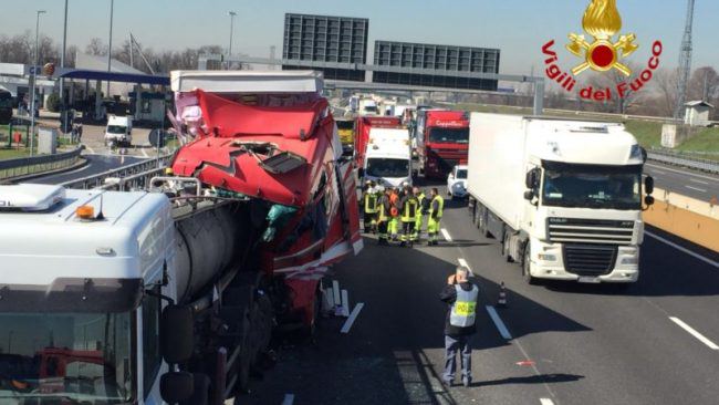 Tamponamento tir sulla A4, cisterna perde acido solforico VIDEO e FOTO