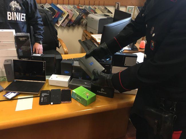 Furti nei negozi di telefonia fermati gli autori