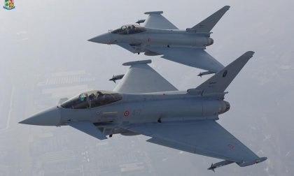Forti boati, i caccia hanno intercettato un Boeing nei cieli della Lombardia