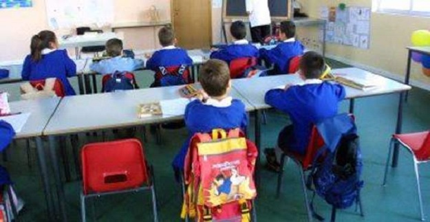 Bambino con microspia in classe