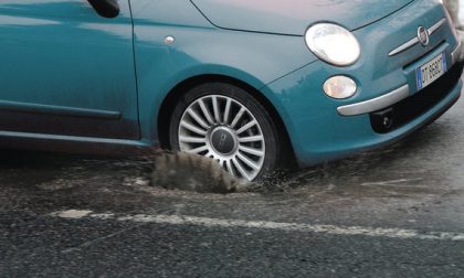 Prende buca sulla A26 e finisce fuori strada