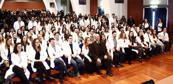 Camice bianco per 89 studenti di medicina