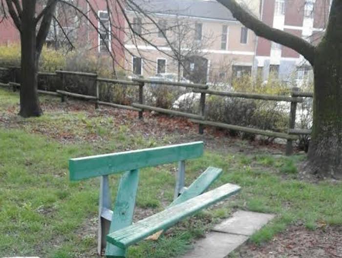 Vandali in azione al parchetto di via Pernati FOTOGALLERY