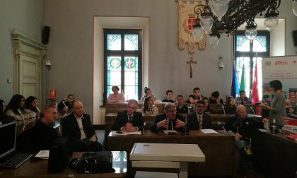Vandali scatenati nel giardino di via Pernati