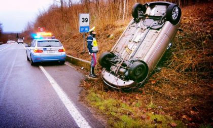 Incidente sulla provinciale 142: auto ribaltata