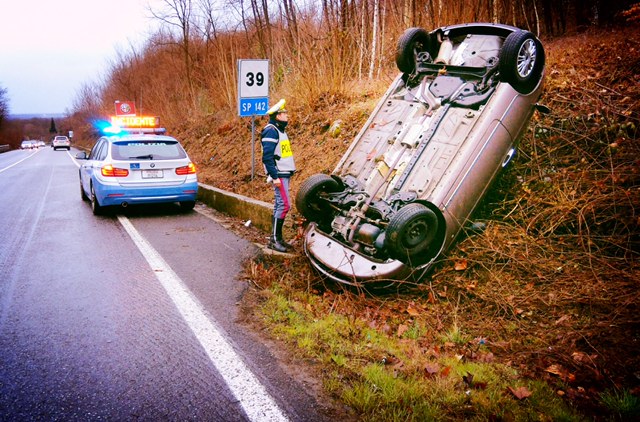 Incidente sulla provinciale 142: auto ribaltata