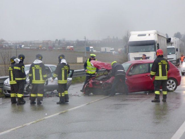 Schianto in tangenziale: due feriti – LE FOTO