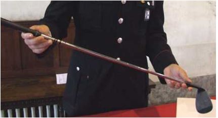 Picchia vicino con mazza da golf