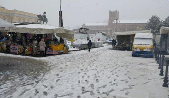 Neve in città, chiuso il cimitero