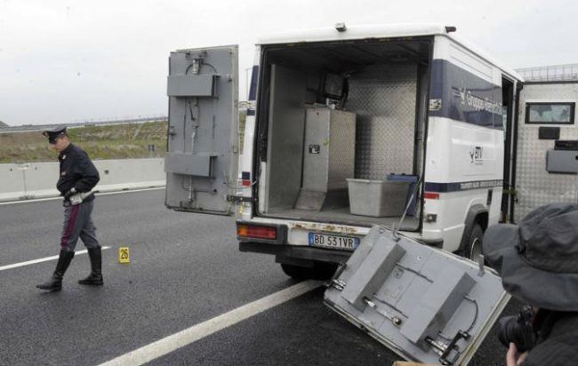 Assalto a portavalori autostrada chiusa
