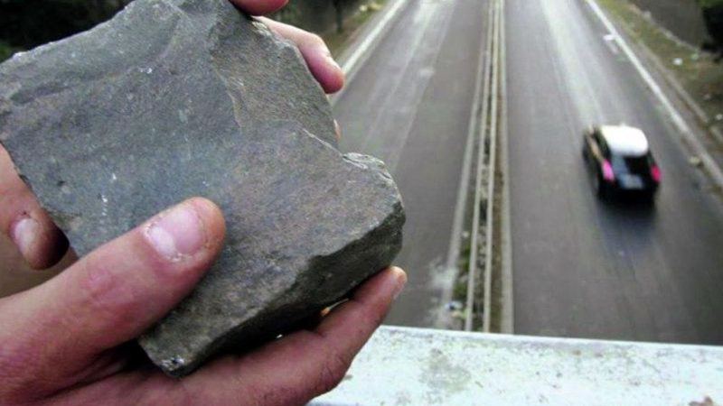 Sassi e mattoni contro le auto in corsa: arrestati tre giovani