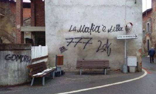 Scritte mafiose sui muri in piazza