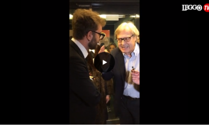 Urla e spintoni fra Sgarbi e la Iena aronese Corti - VIDEO