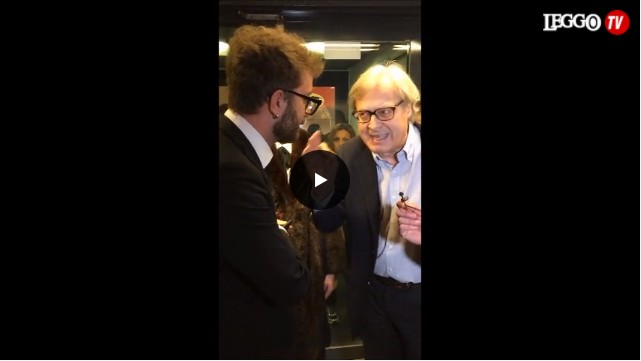 Urla e spintoni fra Sgarbi e la Iena aronese Corti – VIDEO