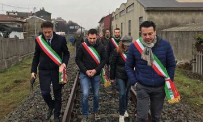 Ferrovia Santhià-Arona, marcia di protesta dei sindaci sui binari