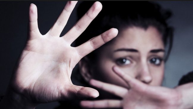 Aggredisce con l’acido la compagna: lei si difende con la stessa arma