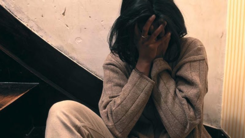 Marito geloso mette nella borsetta della moglie il gps