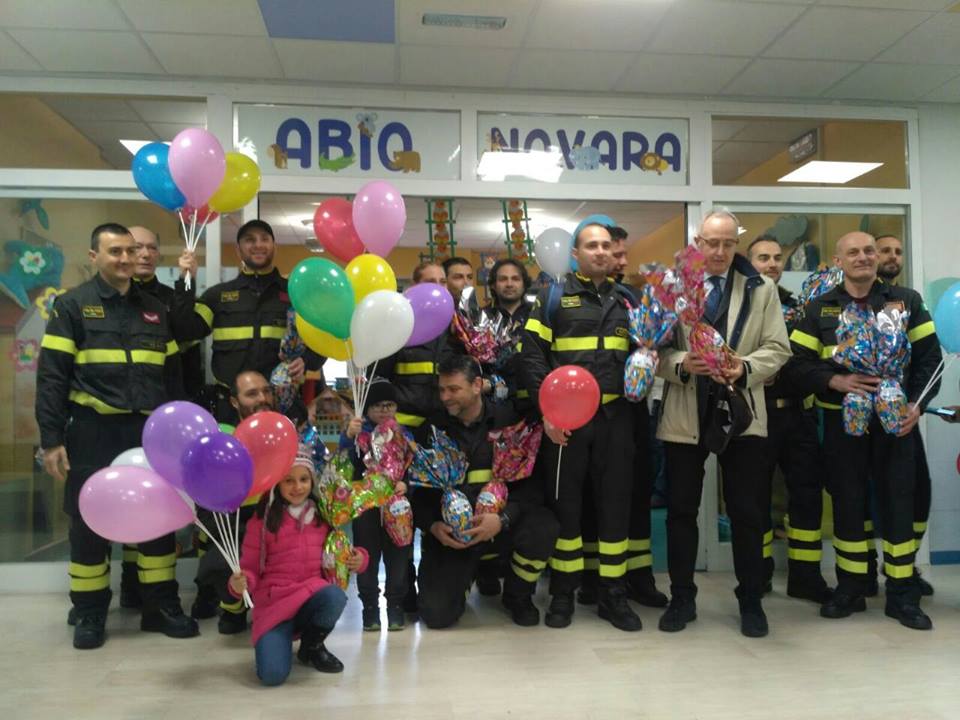 Vigili del fuoco del Conapo di Novara donano uova pasquali ai bimbi in pediatria