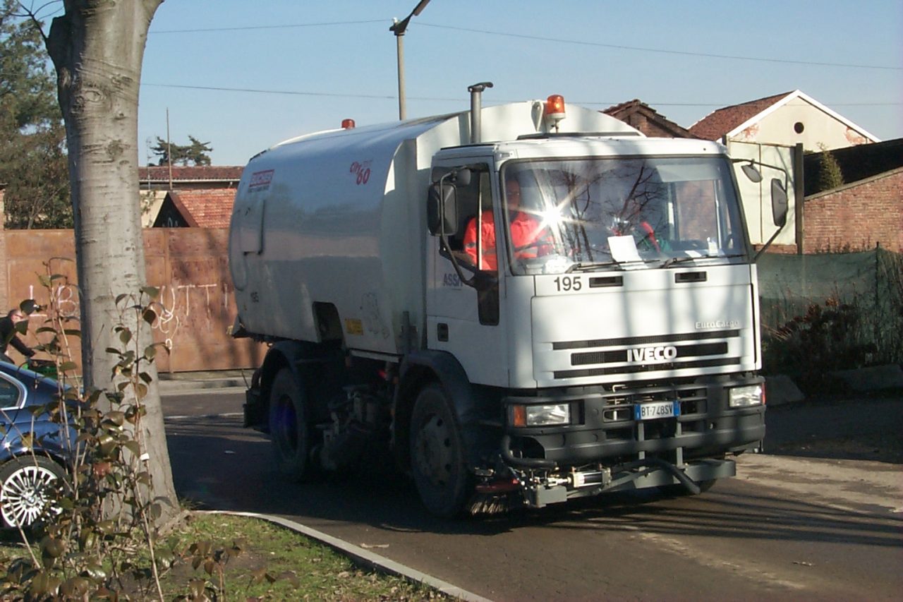 Camion Assa sbanda e distrugge recinzione