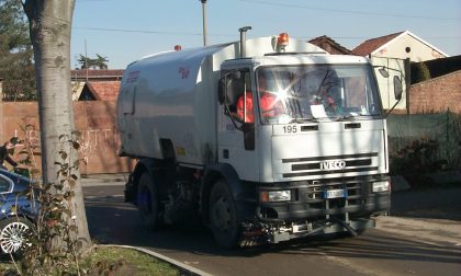 Camion Assa sbanda e distrugge recinzione