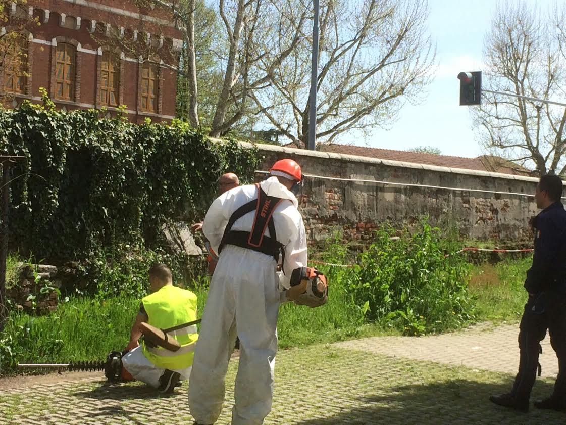 Detenuti ripuliscono il giardino della Procura