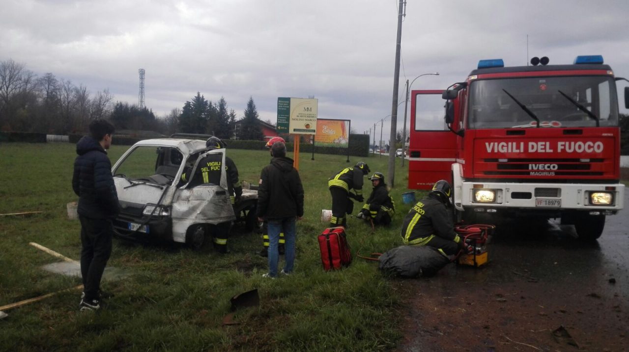 Schianto sulla strada con due mezzi coinvolti