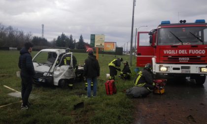 Schianto sulla strada con due mezzi coinvolti