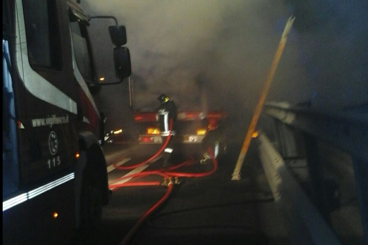 Camion divorato dalle fiamme nella notte a Novara Est