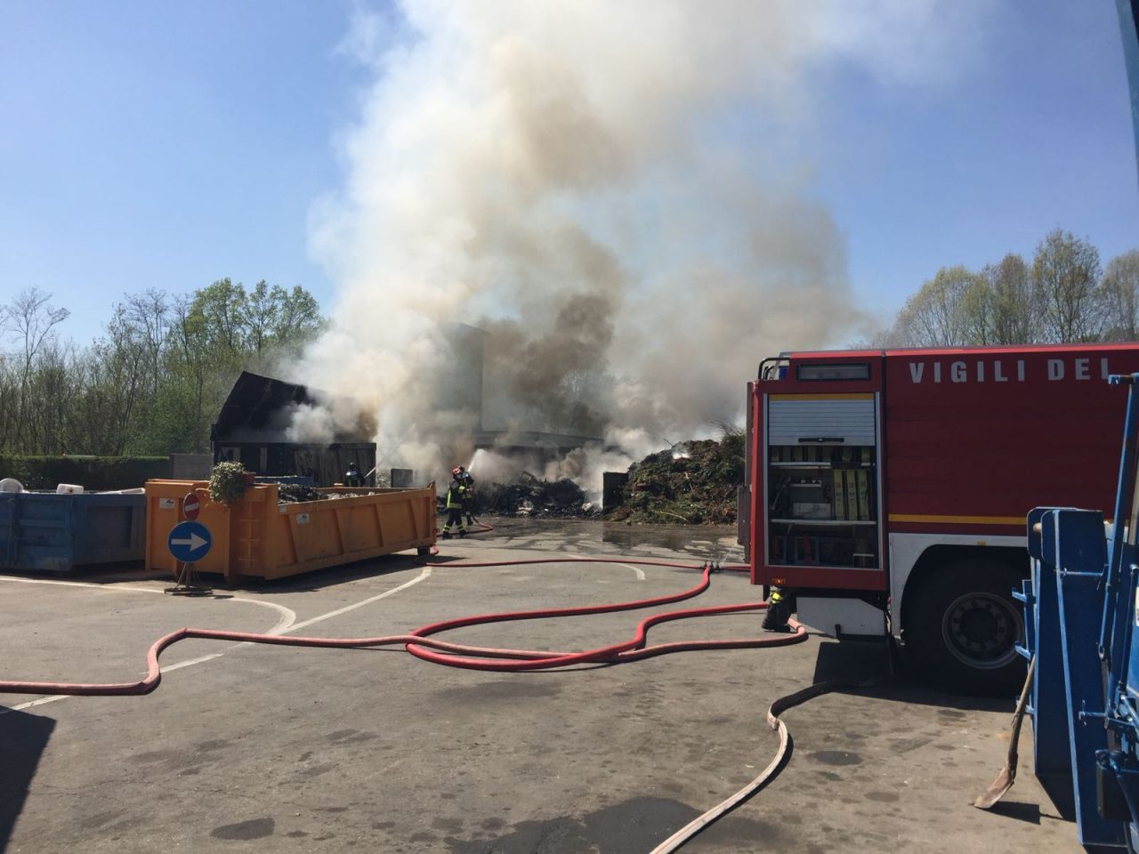 Paura a Borgomanero incendio in discarica – LE FOTO