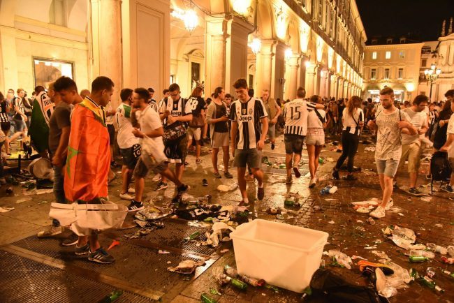 Caos piazza San Carlo: panico scatenato da 8 rapinatori con spray. Arrestati