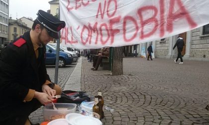 Padre picchia figlio perché gay